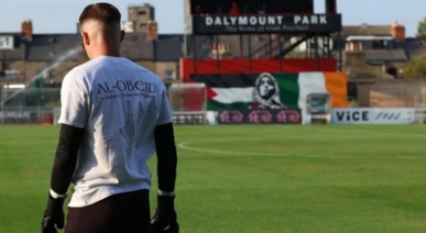 لاعبو نادي بوهيميان الإيرلندي يرتدون قمصان تحمل صورة الشهيد بيليه فلسطين