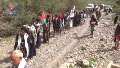 مسير ومناورة لخريجي دورات التعبئة بعزلة حمير في القفر بإب