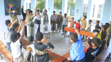 البشري يتفقد الدورات الصيفية واختبارات الشهادة الأساسية بمدينة الحديدة