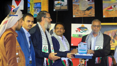 ممثل حركة حماس يزور معرض الفن التشكيلي "نقطة" لنصرة فلسطين بصنعاء