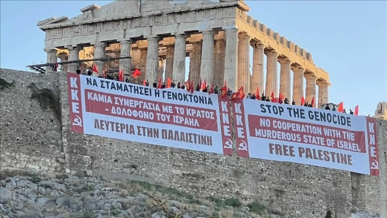 محتجون يونانيون يتضامنون مع فلسطين من معبد أكروبوليس الأثري الشهير