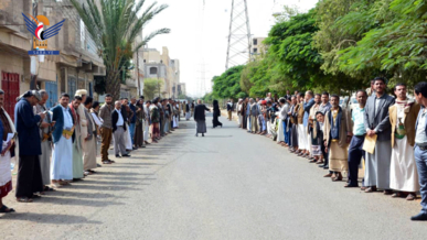 وقفة لموظفي محافظة صنعاء تفويضا لقائد الثورة ومباركة بالإنجاز الأمني