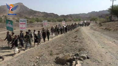 مسير لطلاب مدارس بدبدة في مأرب تضامناً مع غزة وتنديداً بجرائم الإبادة