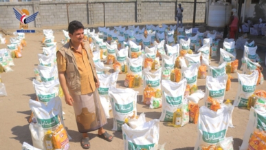 مؤسسة الشهداء بالحديدة تدّشن توزيع سلال غذائية لأسر الشهداء والمفقودين