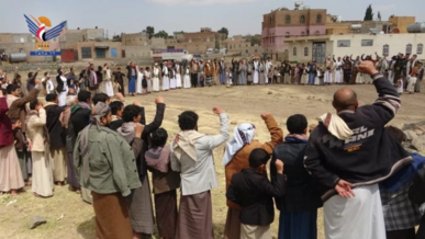 صنعاء .. وقفات جماهيرية عقب صلاة الجمعة وفاءً لدماء الشهداء صنعاء .. وقفات جماهيرية عقب صلاة الجمعة وفاءً لدماء الشهداء