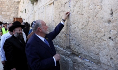 سفير واشنطن في "إسرائيل" يؤدي صلاة في حائط البراق ويتلو دعاء كتبه ترامب