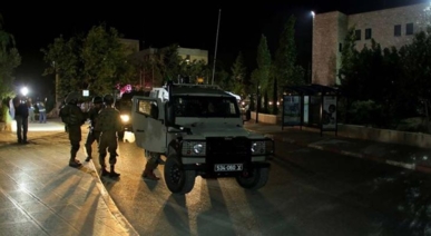 العدو الصهيوني يقتحم منازل عدد من المحررين بالصفقة المحتلة