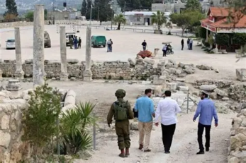 مستوطنون يقتحمون قرية بيرين جنوب شرق الخليل وآخرون يقتحمون سبسطية شمال غرب نابلس