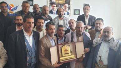 نائب رئيس هيئة مكافحة الفساد يُكرّم أسر الشهداء شرف الدين والقاضي مجاهد وحميد الدين