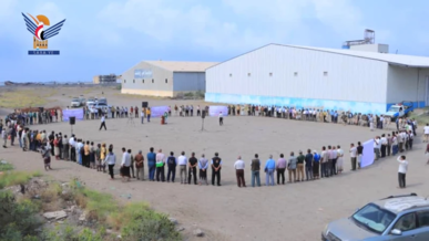 وقفة لمنتسبي موانئ البحر الأحمر والقطاعات العاملة بميناء الحديدة تنديدًا بالإساءة للقرآن الكريم