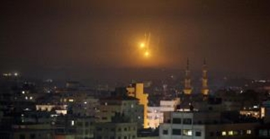 استشهاد فلسطيني وجرح آخرين بقصف لقوات الاحتلال الإسرائيلي شرق مدينة غزة استشهاد فلسطيني وجرح آخرين بقصف لقوات الاحتلال الإسرائيلي شرق مدينة غزة