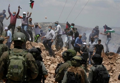 إصابة عشرات الفلسطينيين جراء قمع الاحتلال لمسيرتين سلميتين في الضفة الغربية إصابة عشرات الفلسطينيين جراء قمع الاحتلال لمسيرتين سلميتين في الضفة الغربية