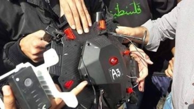 المقاومة الفلسطينية تستولي على طائرة استطلاع مسيرة للاحتلال شرق غزة بعد إسقاطها المقاومة الفلسطينية تستولي على طائرة استطلاع مسيرة للاحتلال شرق غزة بعد إسقاطها