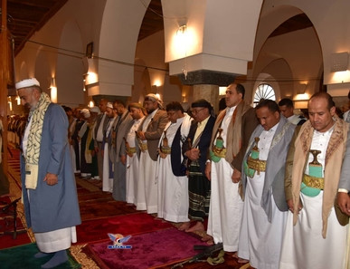 الحوثي والرهوي يؤديان صلاة عيد الفطر بالجامع الكبير بصنعاء الحوثي والرهوي يؤديان صلاة عيد الفطر بالجامع الكبير بصنعاء
