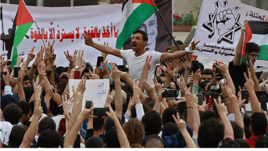 الشرطة الأردنية تفرق محتجين ينددون بإسرائيل ويطالبون بفتح الحدود مع الضفة الغربية الشرطة الأردنية تفرق محتجين ينددون بإسرائيل ويطالبون بفتح الحدود مع الضفة الغربية