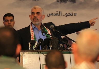 السنوار: المقاومة فرضت نفسها على العدو وهناك صفقة للإفراج عن الأسرى السنوار: المقاومة فرضت نفسها على العدو وهناك صفقة للإفراج عن الأسرى