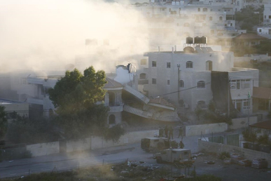 تواصل انتهاكات الاحتلال: إصابات واعتقالات وتفجير منزل أسير وإخطارات بالهدم واقتحام “الأقصى” تواصل انتهاكات الاحتلال: إصابات واعتقالات وتفجير منزل أسير وإخطارات بالهدم واقتحام “الأقصى”