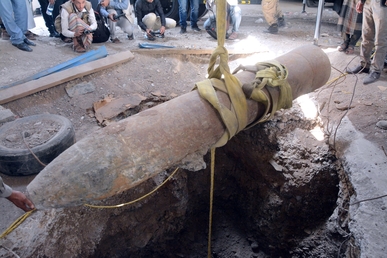 مركز التعامل مع الألغام يستخرج قنبلة أمريكية من مصلحة الدفاع المدني بصنعاء مركز التعامل مع الألغام يستخرج قنبلة أمريكية من مصلحة الدفاع المدني بصنعاء