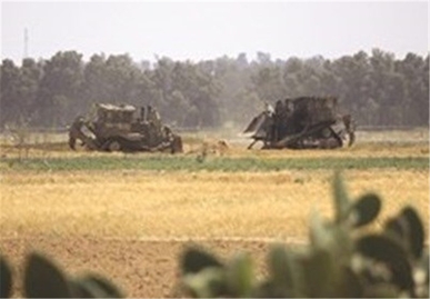 جرافات الاحتلال الإسرائيلي تتوغل جنوب قطاع غزة جرافات الاحتلال الإسرائيلي تتوغل جنوب قطاع غزة