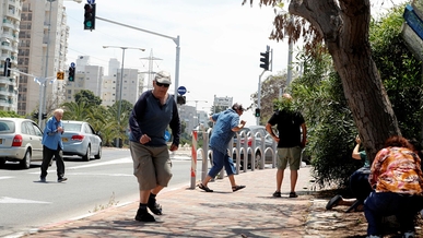 صفارات الإنذار تُسبب الهلع في صفوف المستوطنين الصهاينة وتدفعهم للملاجئ صفارات الإنذار تُسبب الهلع في صفوف المستوطنين الصهاينة وتدفعهم للملاجئ