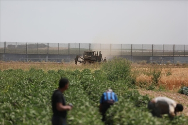 توغل محدود لآليات عسكرية إسرائيلية وسط قطاع غزة توغل محدود لآليات عسكرية إسرائيلية وسط قطاع غزة