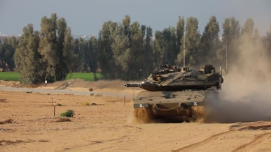 الاحتلال الاسرائيلي يتوغل شرق دير البلح وسط غزة الاحتلال الاسرائيلي يتوغل شرق دير البلح وسط غزة