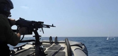 زوارق الاحتلال تستهدف مراكب الصيادين شمال قطاع غزة زوارق الاحتلال تستهدف مراكب الصيادين شمال قطاع غزة