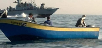 زوارق العدو تفتح النار تجاه مراكب الصيادين في بحر شمال غزة