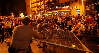 محلل صهيوني: خامنئي والسنوار ونصرالله والضيف يفركون أيديهم فرحاً بما يحدث للكيان