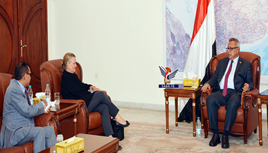 رئيس الوزراء يناقش مع منسقة الشؤون الإنسانية عدد من الملفات الإنسانية رئيس الوزراء يناقش مع منسقة الشؤون الإنسانية عدد من الملفات الإنسانية