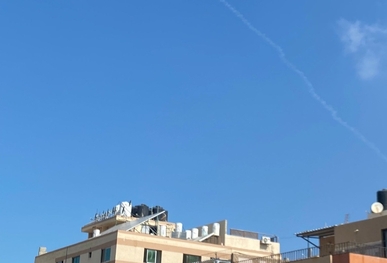 المقاومة الفلسطينية بغزة تطلق صاروخ تجريبي صوب البحر