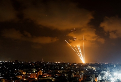 رشقات صاروخية للقسام تدك مجمع مفتاحيم ومدينة عسقلان 