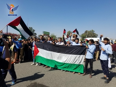 مسيرة طلابية حاشدة في أمانة العاصمة دعما للشعب الفلسطيني