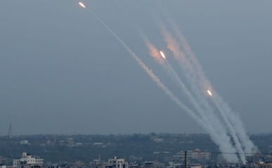 المقاومة الفلسطينية تجدد استهداف مواقع العدو الصهيوني ومستوطناته