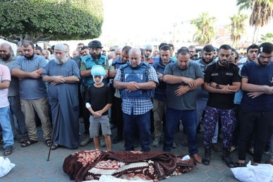 تشييع شهداء عائلة الصحفي وائل الدحدوح.. واستشهاد صحفية جديدة بغزة