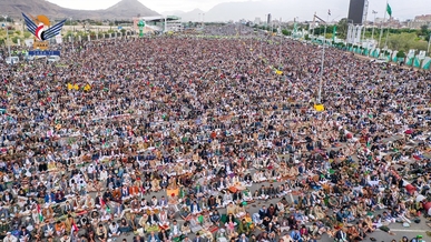 مئات الآلاف يؤدون صلاة الجمعة في ميدان السبعين تضامنا مع فلسطين