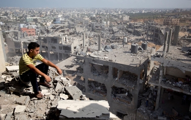 استشهاد ثلاثة فلسطينيين بينهم طفل بقصف للعدوان الصهيراميركي منزل في خان يونس