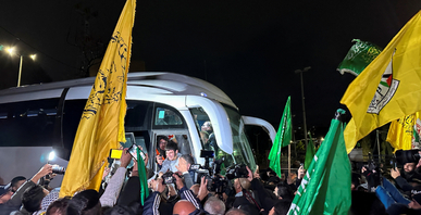 دفعة جديدة من الأسرى الفلسطينيين المفرج عنهم ضمن اتفاق التبادل يصلون منازلهم ويتنفسون عبق الحرية