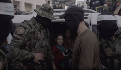 القسام تسلم الصليب الأحمر صهيونتين وسط مدينة غزة