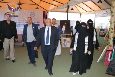 وزير الشؤون الاجتماعية يطلع على المعرض التشكيلي لنصرة القضية الفلسطينية