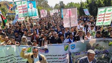 مسيرة غاضبة لمنتسبي جامعة صنعاء تضامناً مع فلسطين و تنديداً بالمجازر الوحشية بحق أبناء غزة