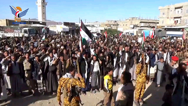 مسيرة جماهيرية ووقفات بمأرب تحت شعار “معكم حتى النصر والأمريكي لن يوقفنا “