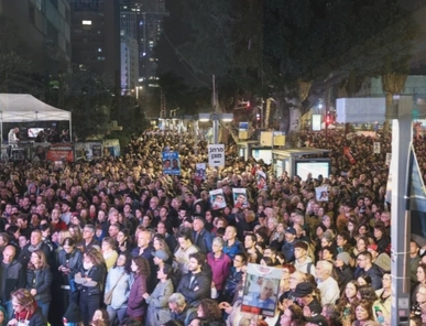 الصهاينة يتظاهرون في “تل أبيب” و”حيفا” للمطالبة بإعادة الأسرى واستقالة نتنياهو