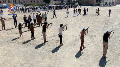 عرض شعبي لأبناء عدد من أحياء بني الحارث الملتحقين بدورات التعبئة