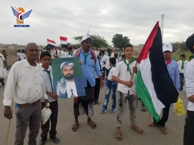 مسير كشفي لطلاب مدارس زبيد بذكرى مجزرة شاجع وتنديدا بالعدوان الأمريكي – الصهيوني