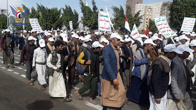 وقفة مسلحة وعرض عسكري شعبي لأبناء مديرية آزال بأمانة العاصمة