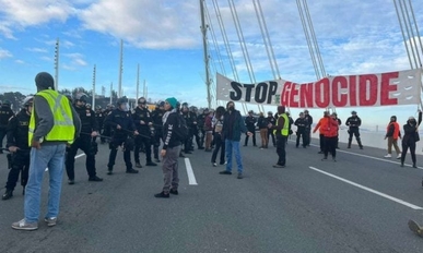 محتجون يغلقون جسر البوابة الذهبية في سان فرانسيسكو الأمريكية