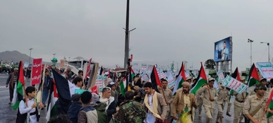 توافد جماهيري كبير لميدان السبعين للمشاركة في مسيرة “لستم وحدكم.. صامدون مع غزة”