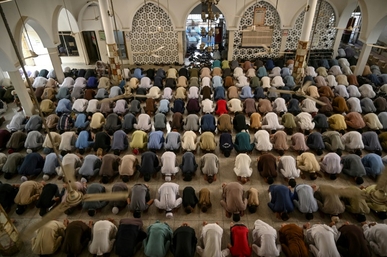 وباء كوفيد-19 ينغّص على المسلمين فرحتهم بعيد الفطر وباء كوفيد-19 ينغّص على المسلمين فرحتهم بعيد الفطر