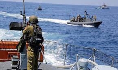 زوارق الاحتلال الإسرائيلي تهاجم مراكب الصيادين الفلسطينيين قبالة بحر مدينة غزة زوارق الاحتلال الإسرائيلي تهاجم مراكب الصيادين الفلسطينيين قبالة بحر مدينة غزة
